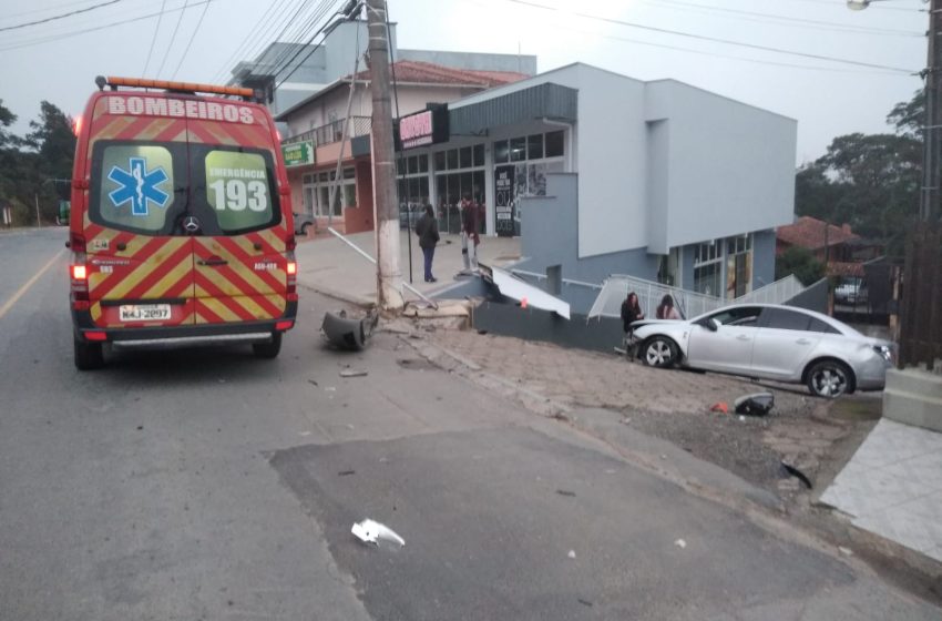  ACIDENTE: Mulher estava sem cinto de segurança