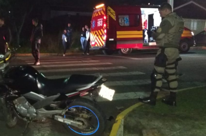  Três feridos em acidente entre carro e moto