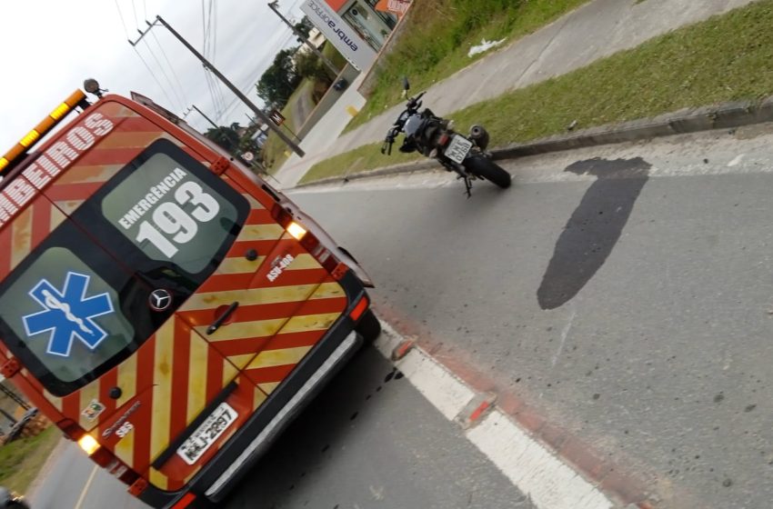  Moto e carro batem na Estrada Rio Negro