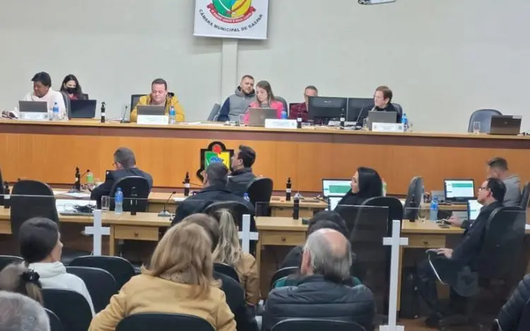  Vereador destaca “beleza” de colega e leva invertida