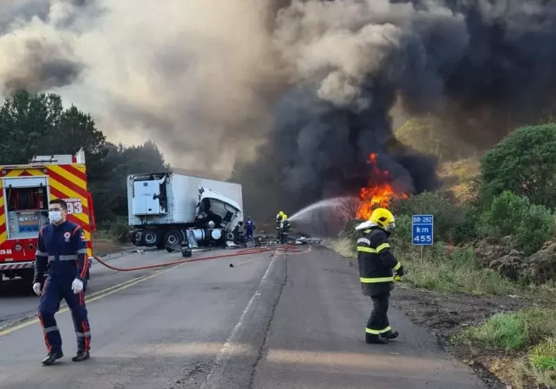  VÍDEO: &nbsp;Duas pessoas morrem em batida entre caminhões