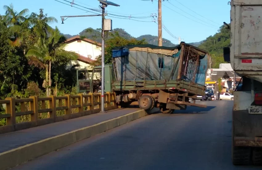  Após falha mecânica caminhão fica pendurado em ponte de Corupá