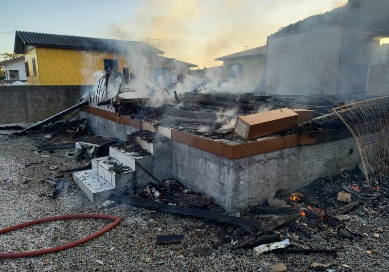  Criança de 6 anos morre ao ficar presa em casa incendiada