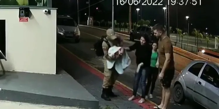  Policial que deixava quartel salva bebê engasgado