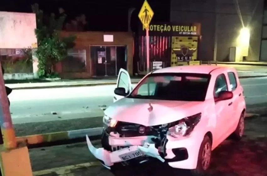  Mulher tenta atropelar marido e acaba batendo em poste