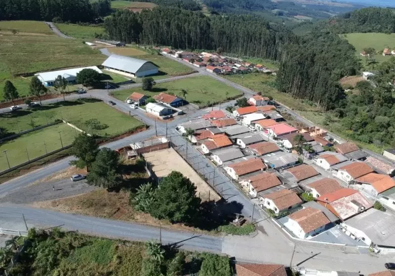  Atual e ex de mulher se pegam no soco e na pedrada