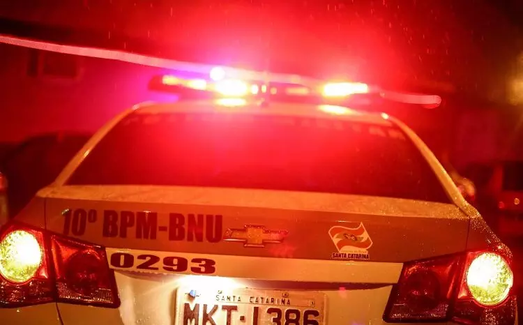  Bebê é resgatado de carro fechado e pai vai preso