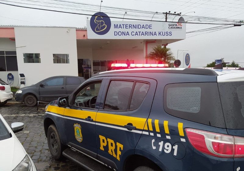  Mulher em trabalho de parto é escoltada por policiais até a maternidade