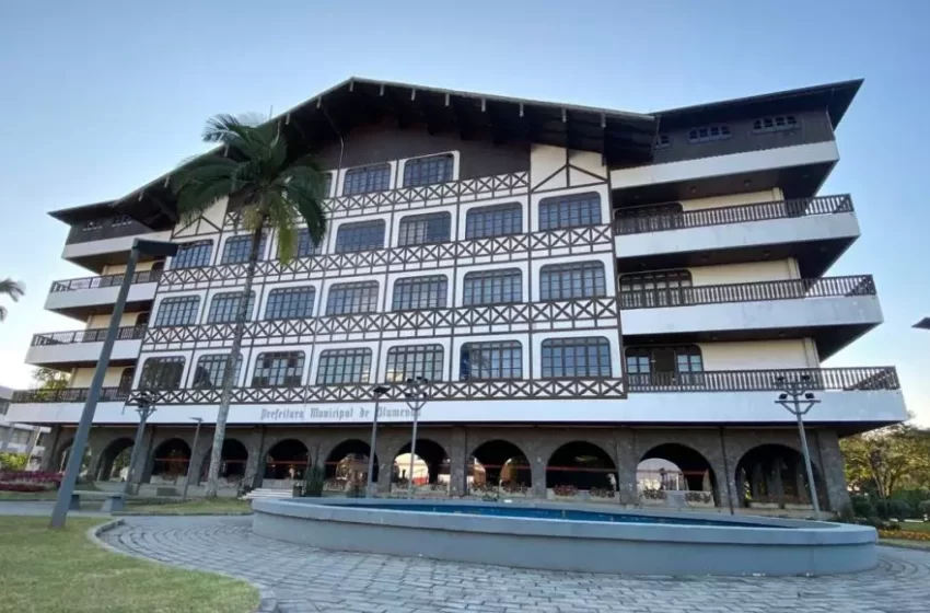  &nbsp;Ex-servidora que desviava dinheiro de Prefeitura é condenada à prisão