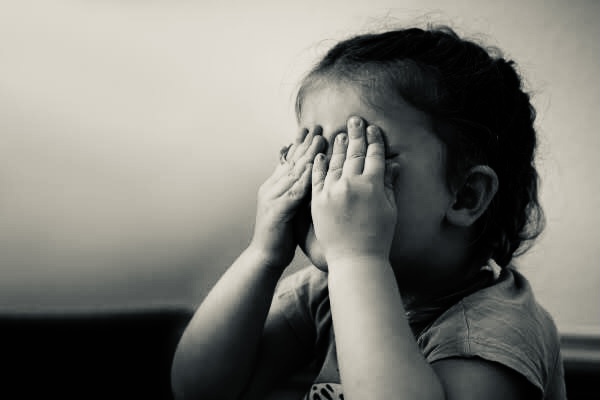  Menina de cinco anos é encontrada abandonada, suja e com fome