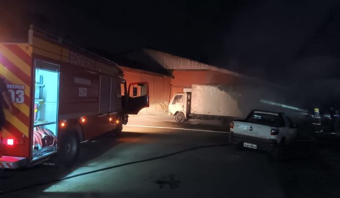  Caminhão foi consumido pelo fogo