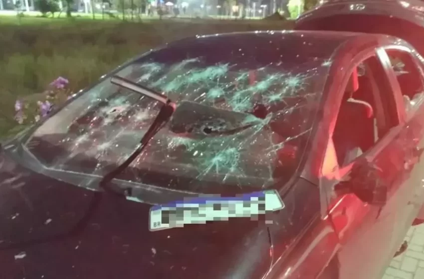  Homem destrói próprio carro e é preso por disparo de arma de fogo