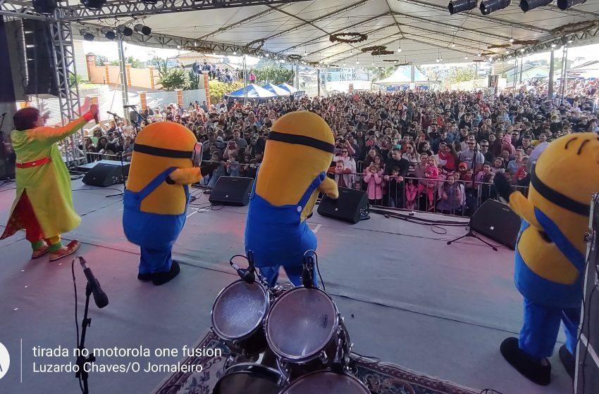  Milhares de pessoas nas apresentações infantis