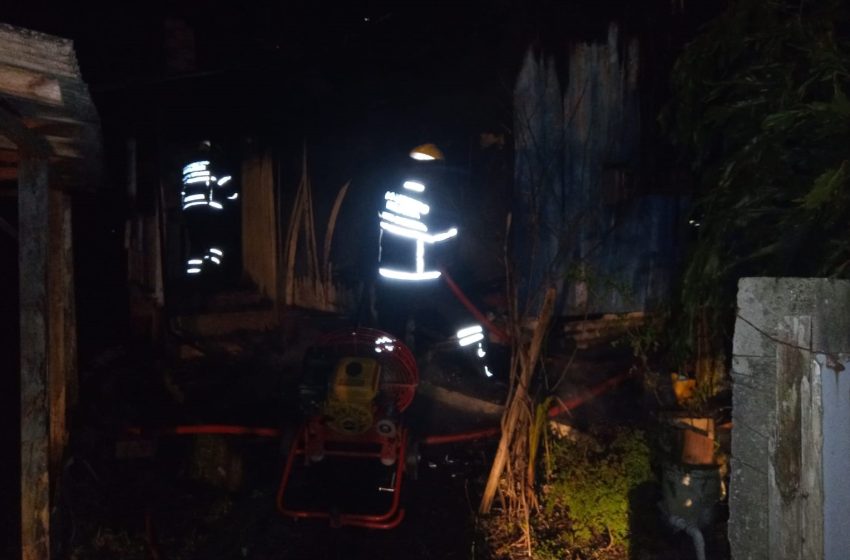  Mais uma casa de madeira destruída pelo fogo