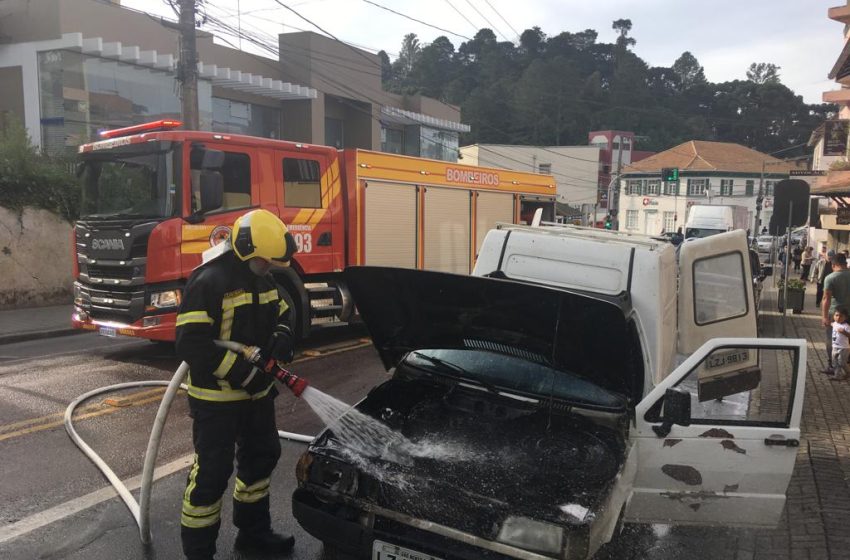  Carro pega fogo no centro