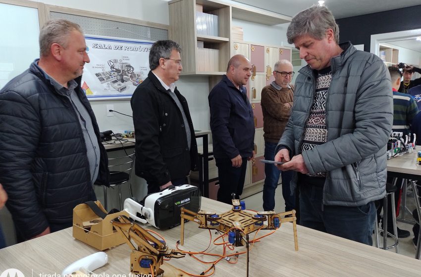  Projeto tecnológico entregue para escola municipal