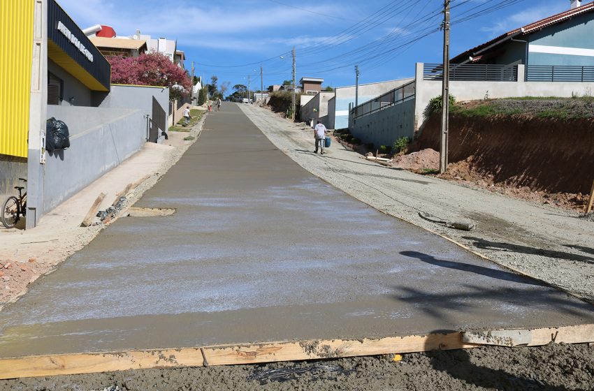  Prefeito acompanha obra de pavimentação no Centenário