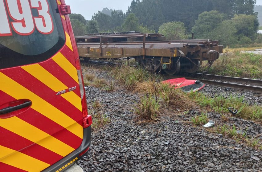  Trem atinge carro no trevo do Zé Colmeia