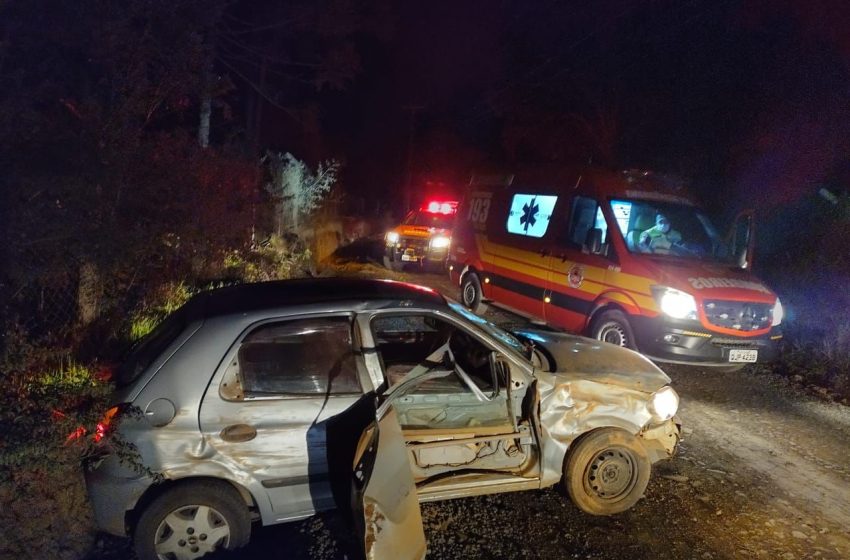  Carro bate em barranco e motorista fica ferido