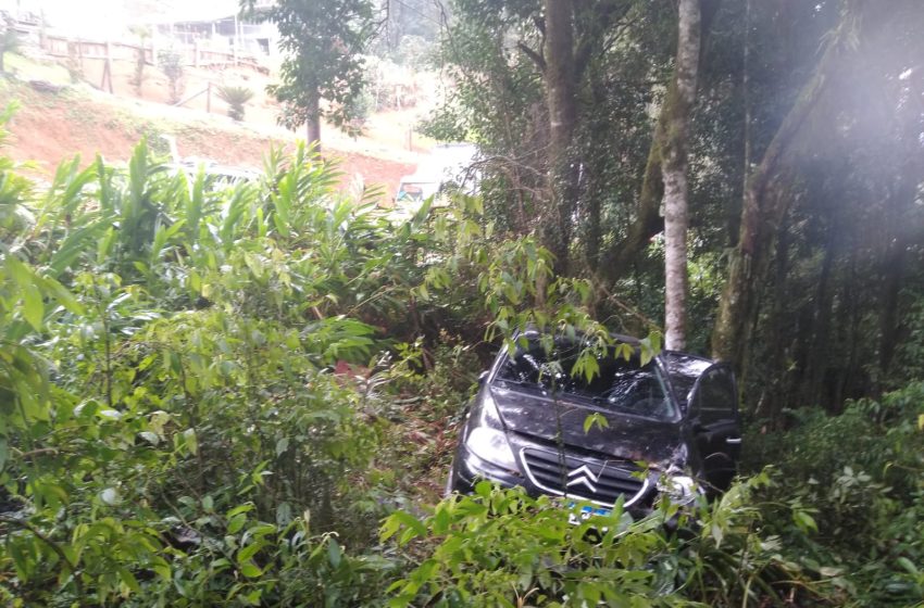  Carro cai em ribanceira e mulher tem crise nervosa