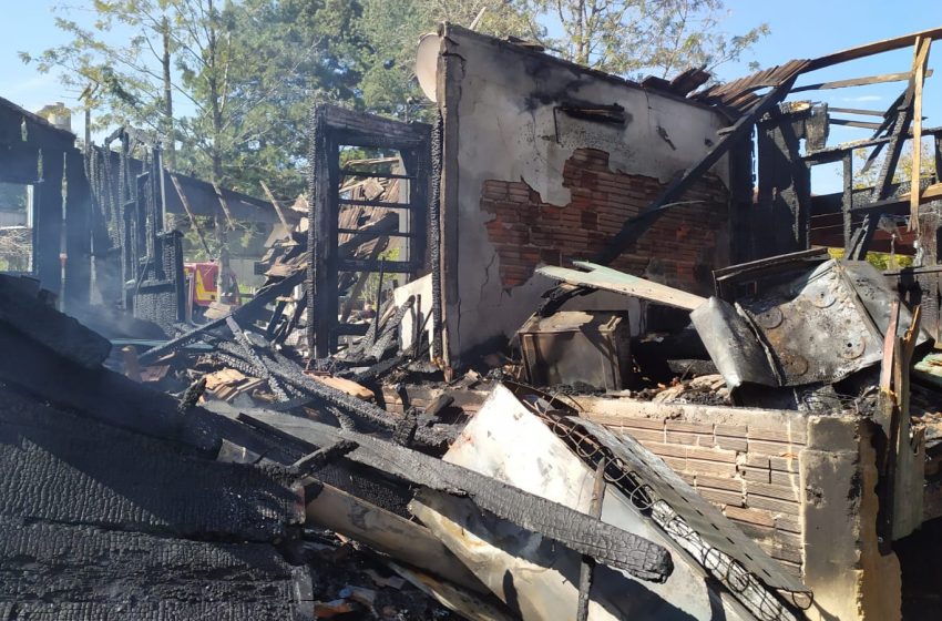  Incêndio destrói casa em Rio Negrinho