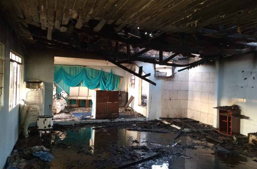  Casa e igreja pegam fogo em Rio Negrinho