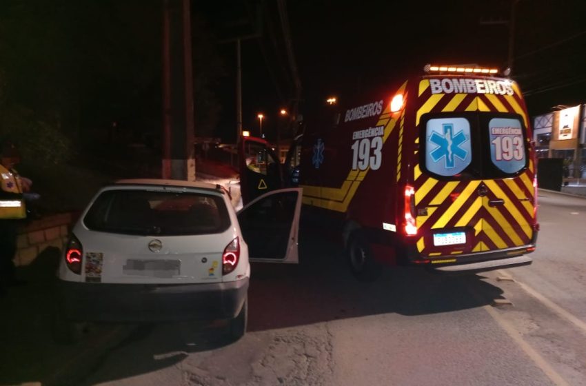  Carro bate em poste no Colonial
