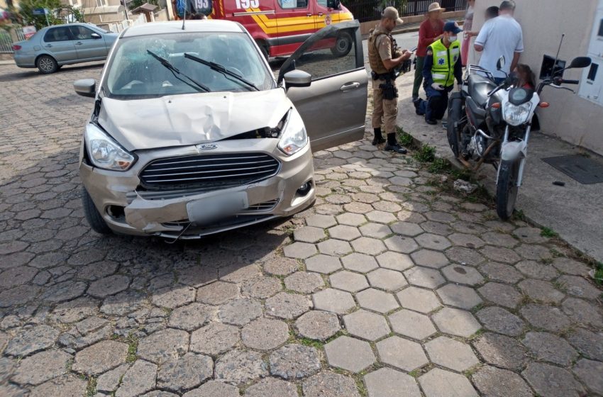  Dois feridos em colisão frontal