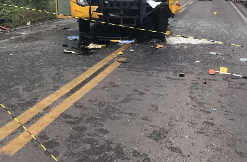  Acidente com ônibus escolar deixa 25 crianças feridas e um morto em SC