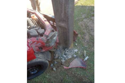  Raios solares atrapalham e mulher colide em poste