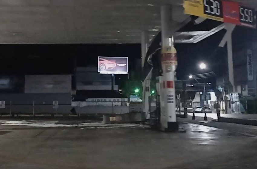  Ventania derruba bomba de posto de combustíveis