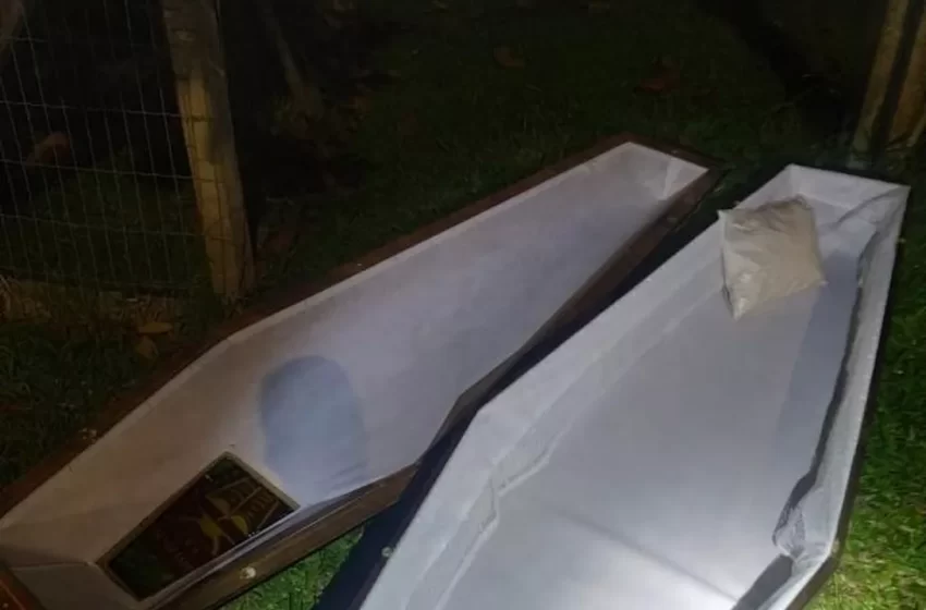 SUSTO: Moradora encontra caixão de defunto em frente à casa