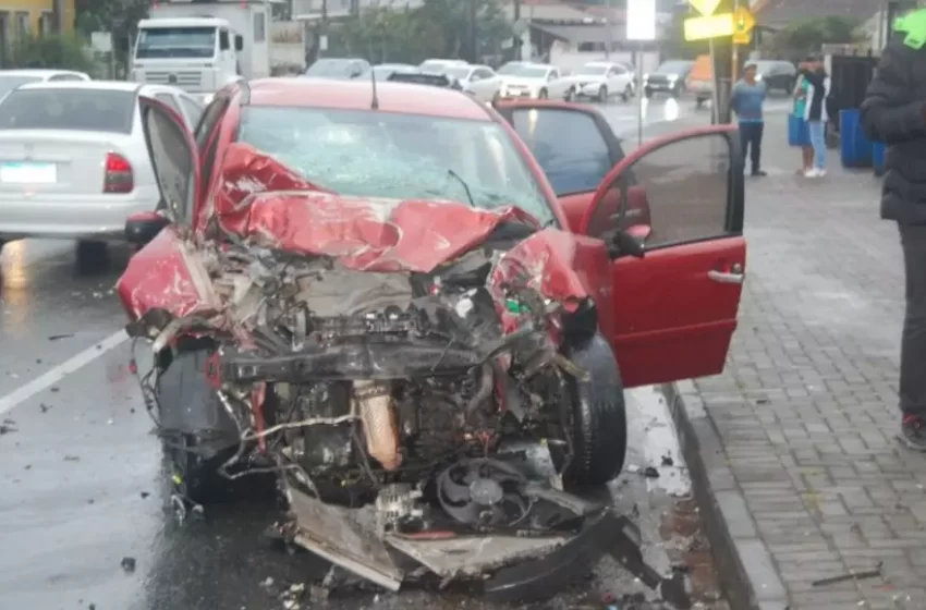  VÍDEO: Câmera registra momento em que carro e ônibus colidem em Blumenau