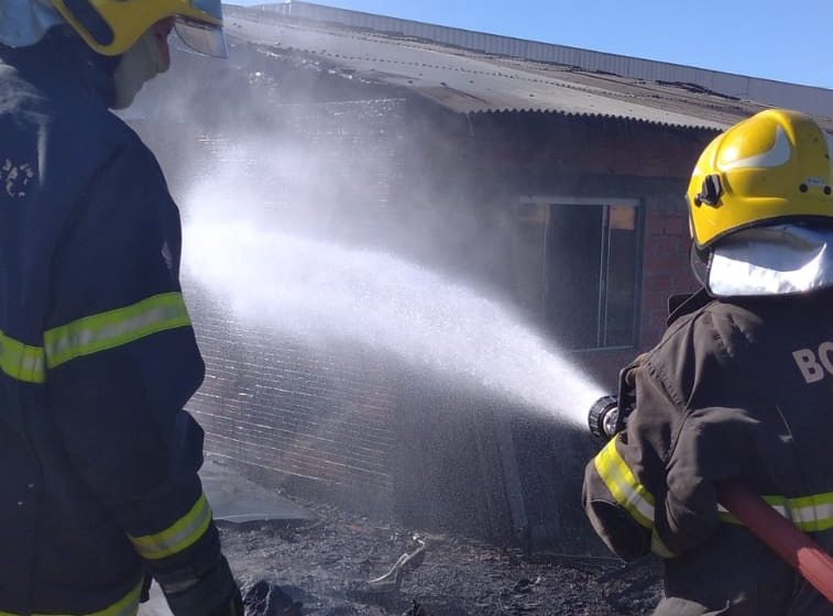  Incêndio atinge casa e desmanche de veículos
