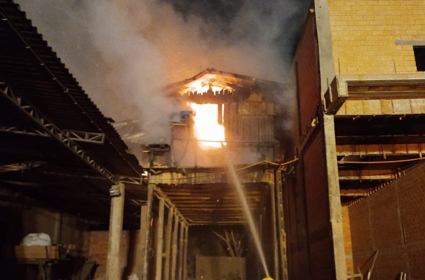  Incêndio em silo na madrugada desta terça