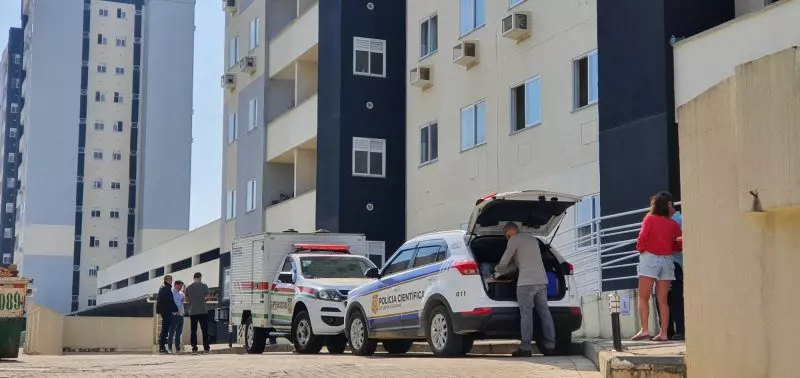  Mulher e bebê de 3 meses são encontrados mortos em apartamento