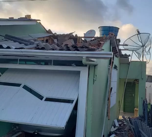  Parede de igreja cai sobre casa durante vendaval