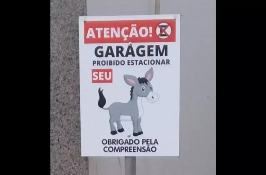  Casal coloca placa inusitada para coibir estacionamento em frente à sua garagem
