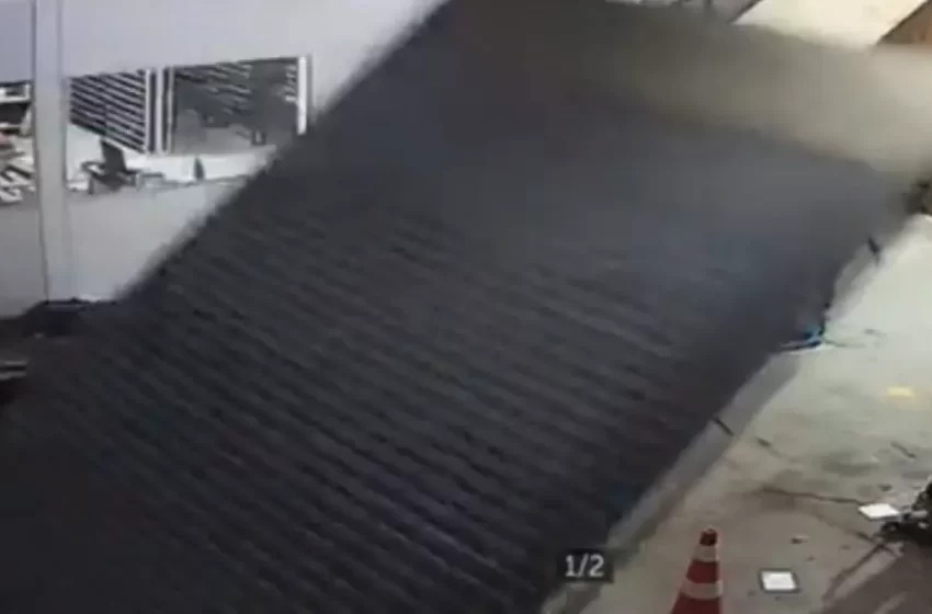  VÍDEO – Portão de empresa cai em cima de jovem no Alto Vale