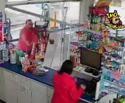  Porta “invisível” faz homem dar de cara e conveniência de posto quase vai ao chão