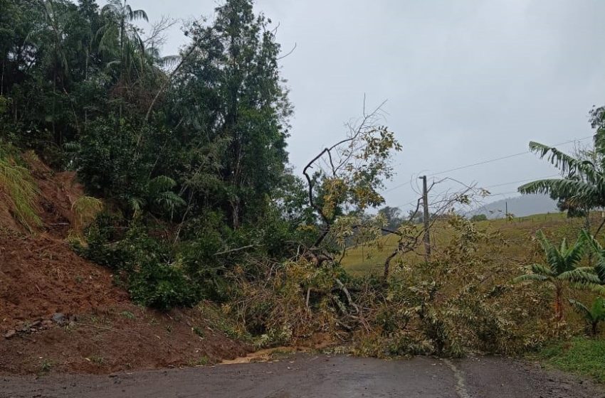  Ruas do interior são interditadas por barreiras