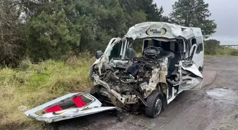  Van com professores bate contra caminhão e ao menos 7 morrem no PR