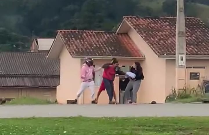  VÍDEO: Briga culmina com um esfaqueado. Cena foi registrada por pessoas na rua