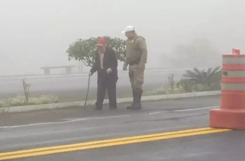  VÍDEO – Idoso caminha dois quilômetros para visitar policiais no Alto Vale
