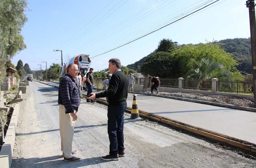  Inicia a pavimentação em concreto na Estrada Dona Francisca