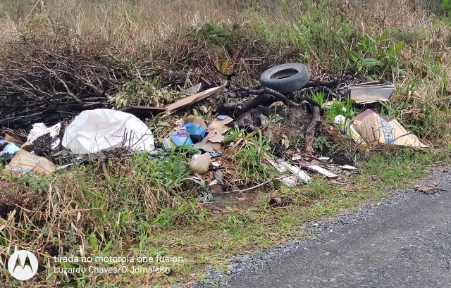  GENTE PORCA: Lixo depositado ao lado de via pública