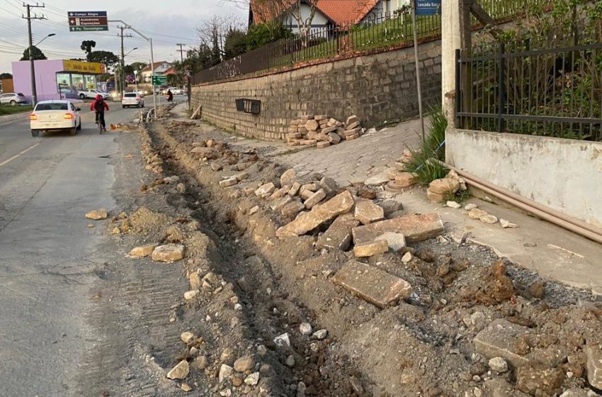  Moradores indignados com empreiteira