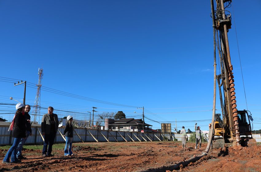  Prefeito acompanha início das obras da UPA