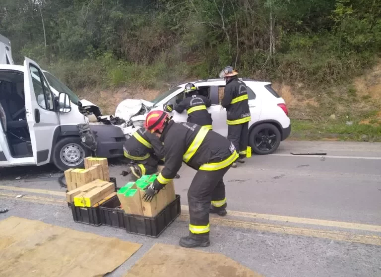  Mulher fica presa às ferragens após acidente