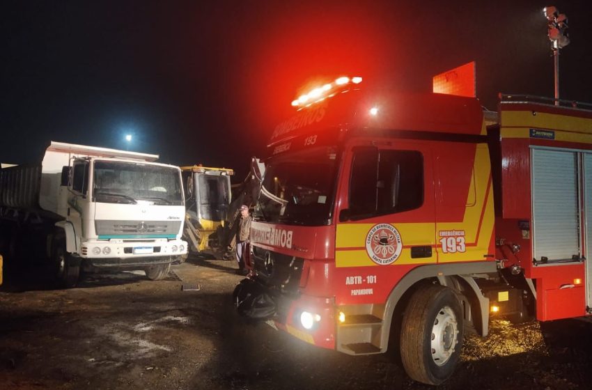  Caminhão pega fogo dentro de garagem